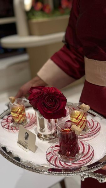 احمر🌹