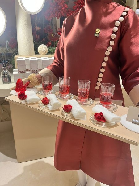 احمر🌹