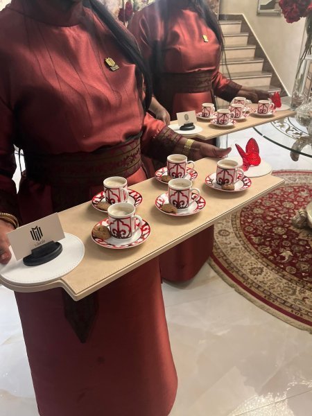 احمر🌹
